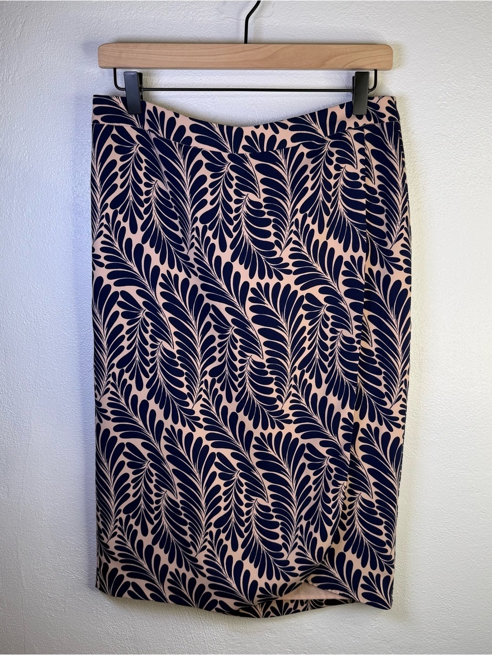 Ann Taylor Women’s Midi Pencil Skirt Faux Wrap Navy & Beige Petal Print Size 8 - Picture 5 of 16